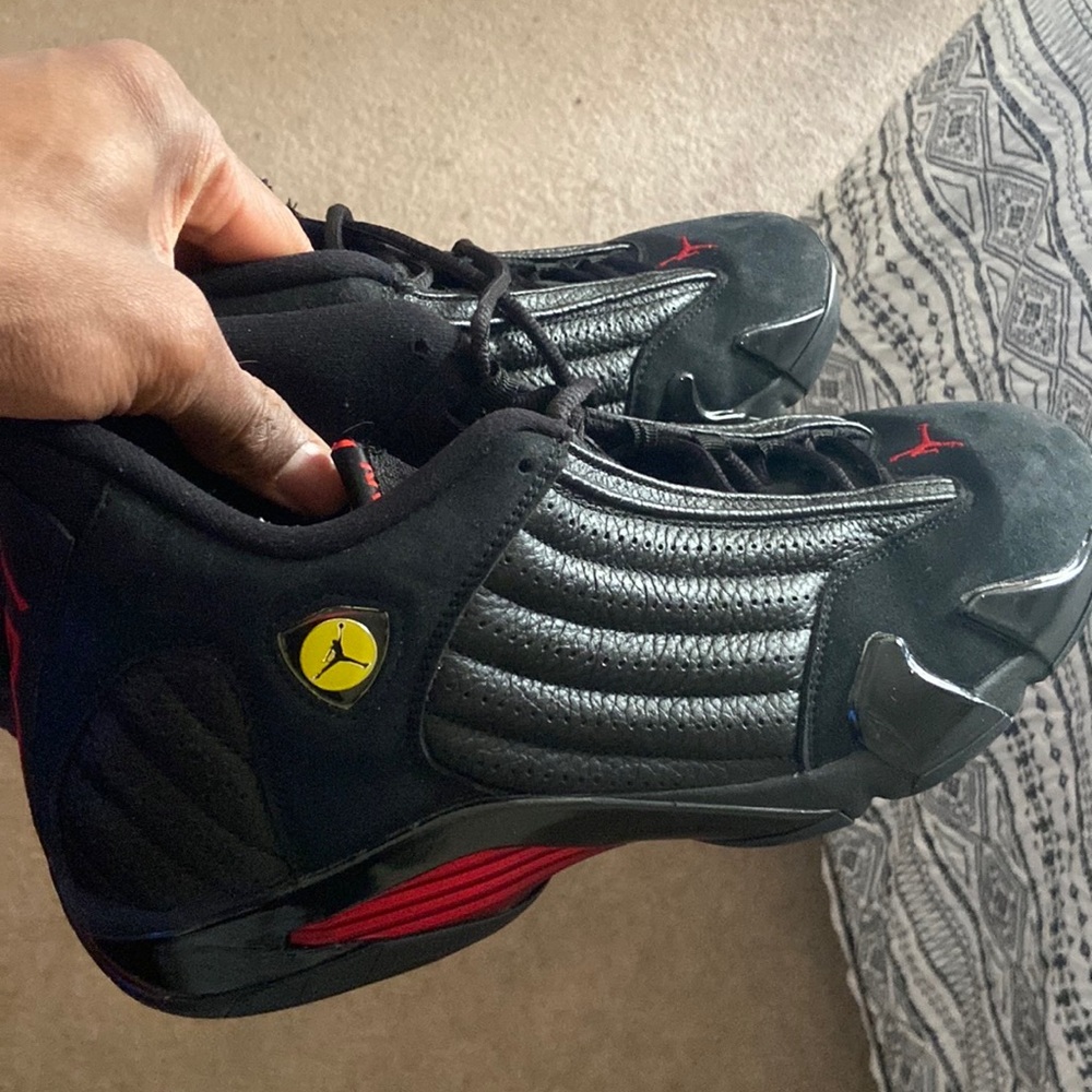 Selling a pair of Jordan sneakers.